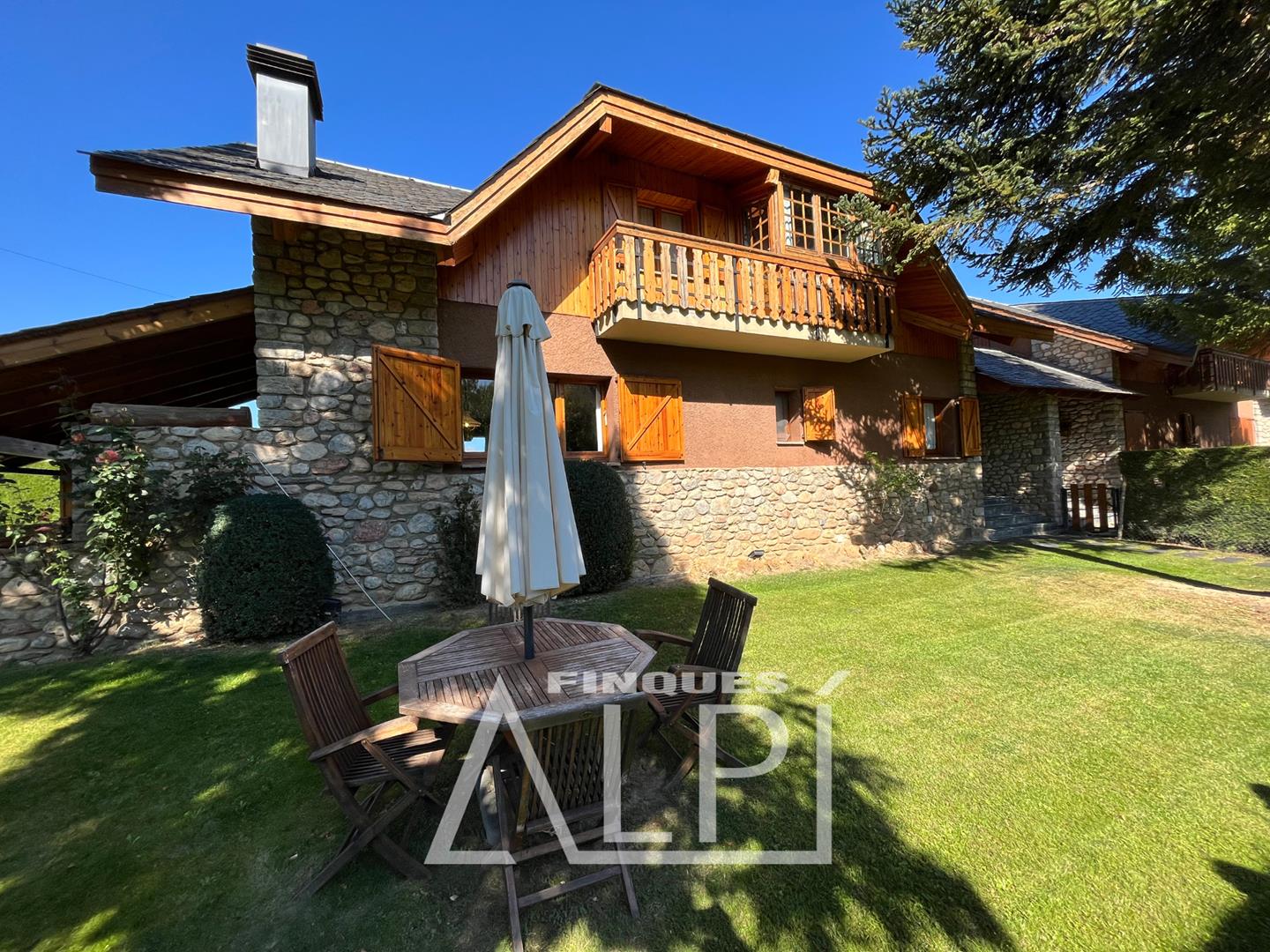 Gran casa unifamiliar en Alp con jardín privado
