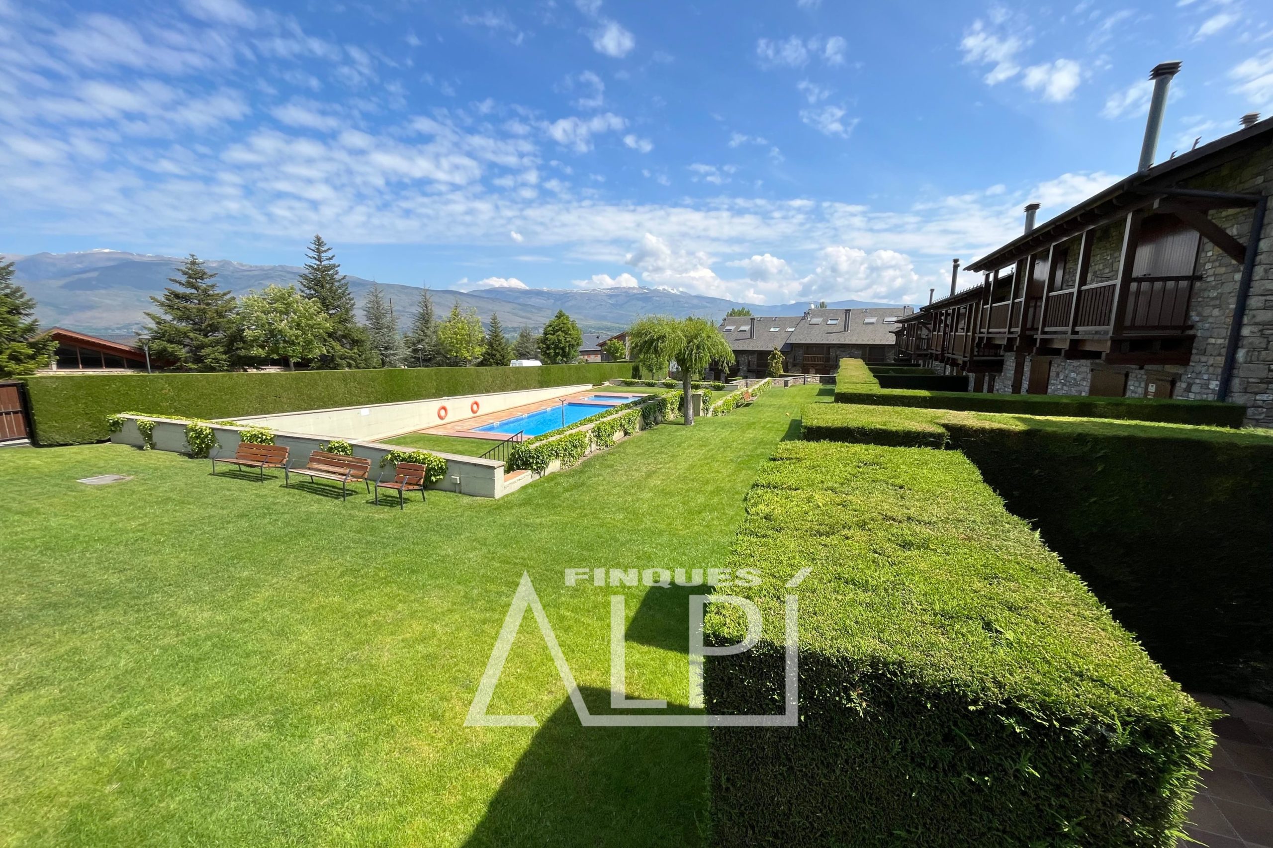 Magnífico dúplex tipo casita con jardín y piscina en Alp